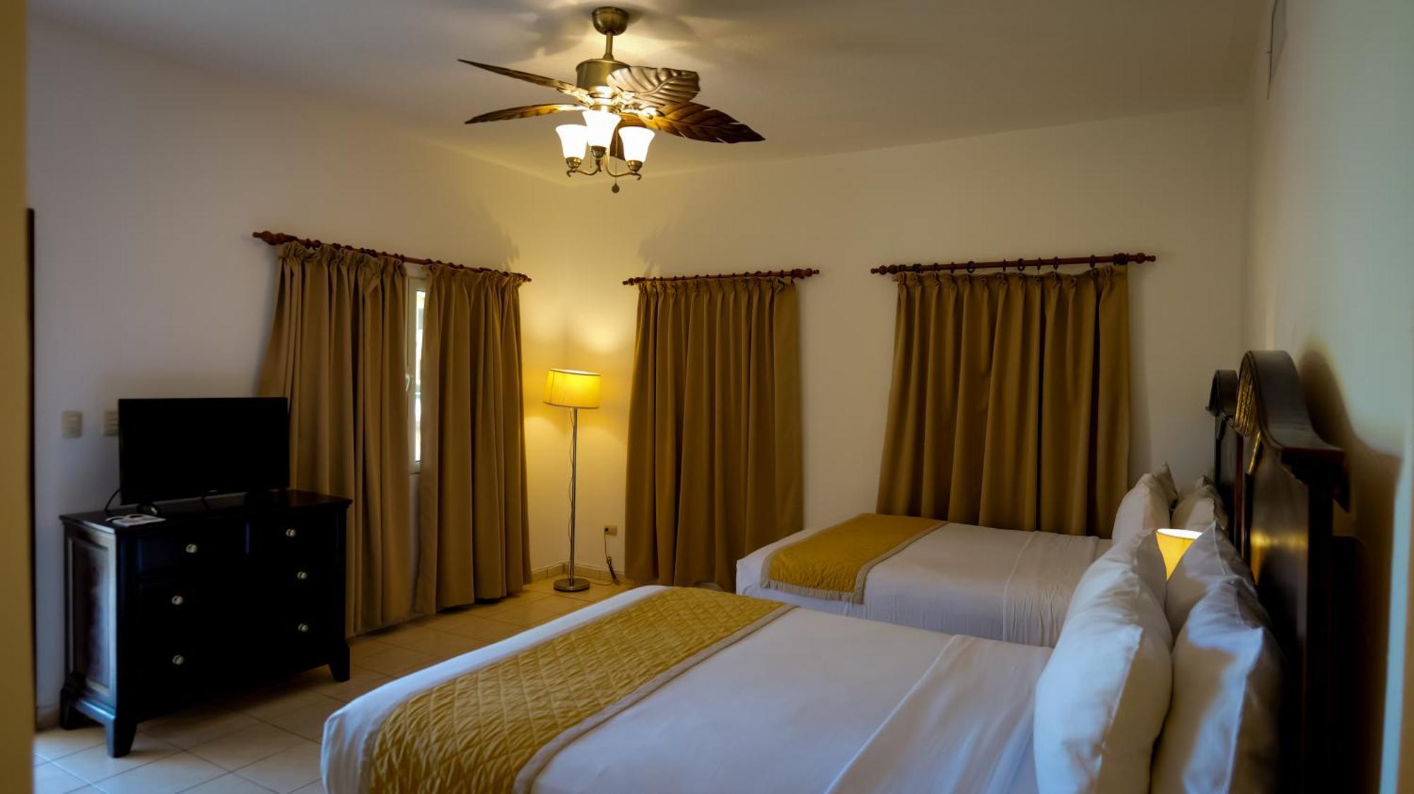 La Ensenada Beach Resort Tela Bagian luar foto